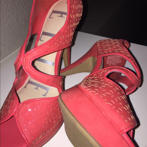 Elle Shoes - ELLE Size 7 platform heels 👠 coral / patterned